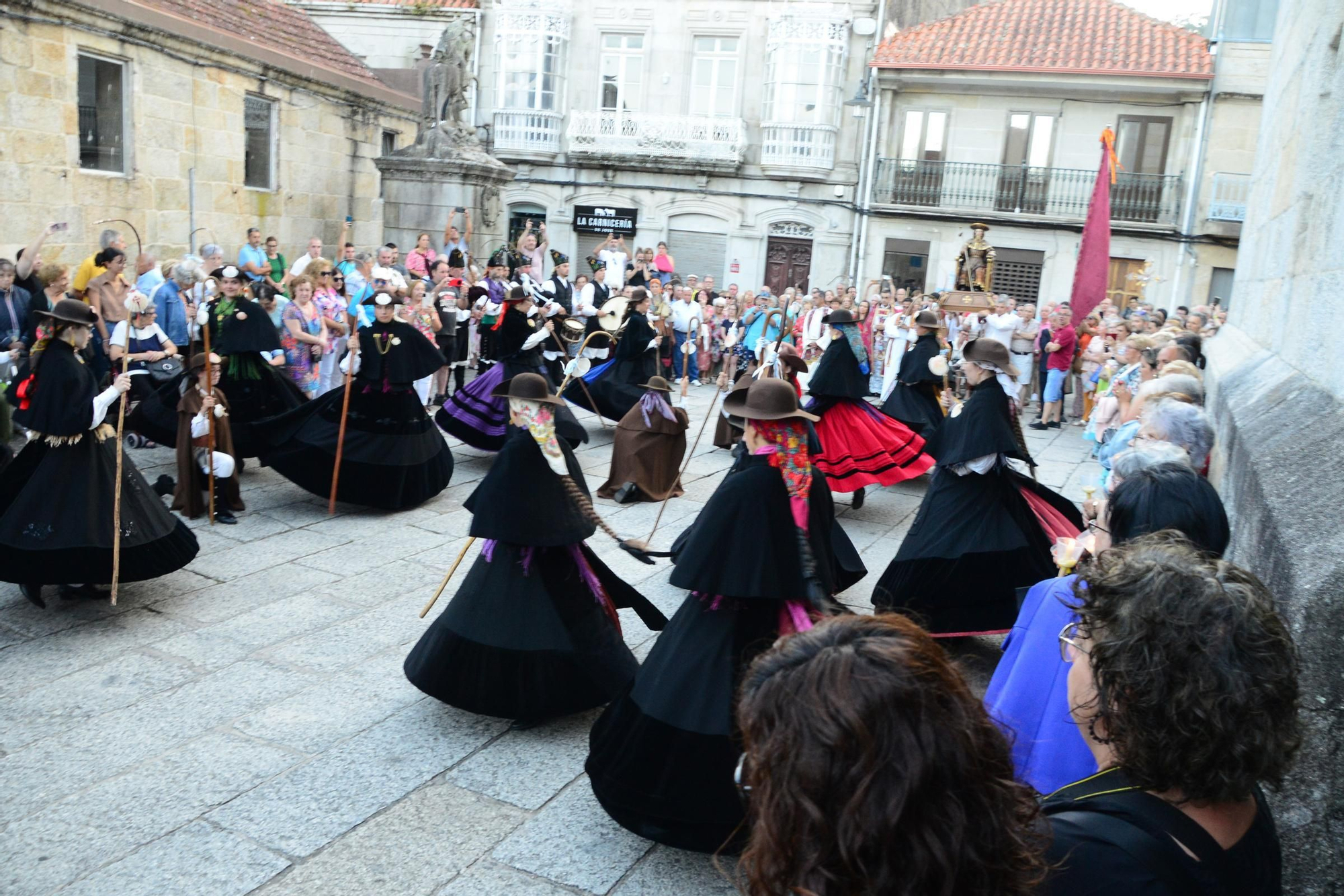 Cangas honra ao seu patrón con procesión e danza