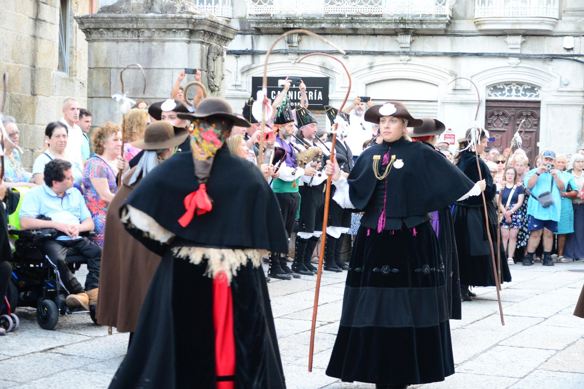 Cangas honra ao seu patrón con procesión e danza