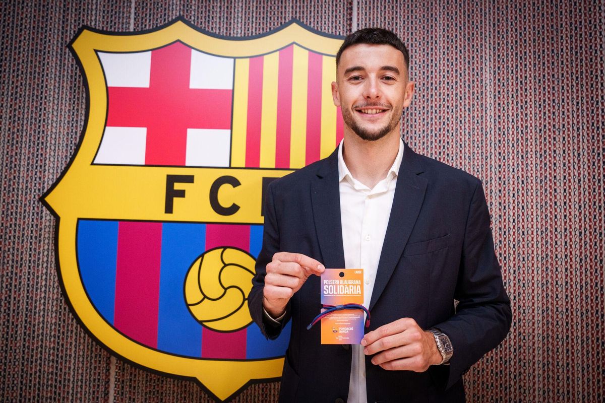 Joan Garcia posa en las oficinas del Barça tras firmar su contrato.