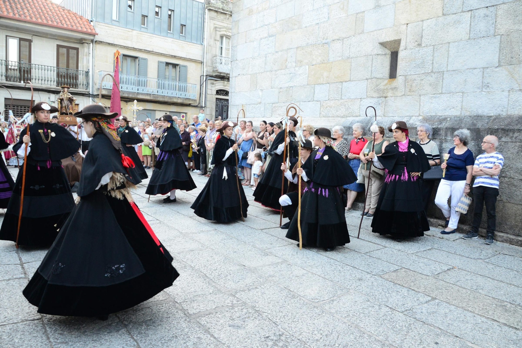 Cangas honra ao seu patrón con procesión e danza