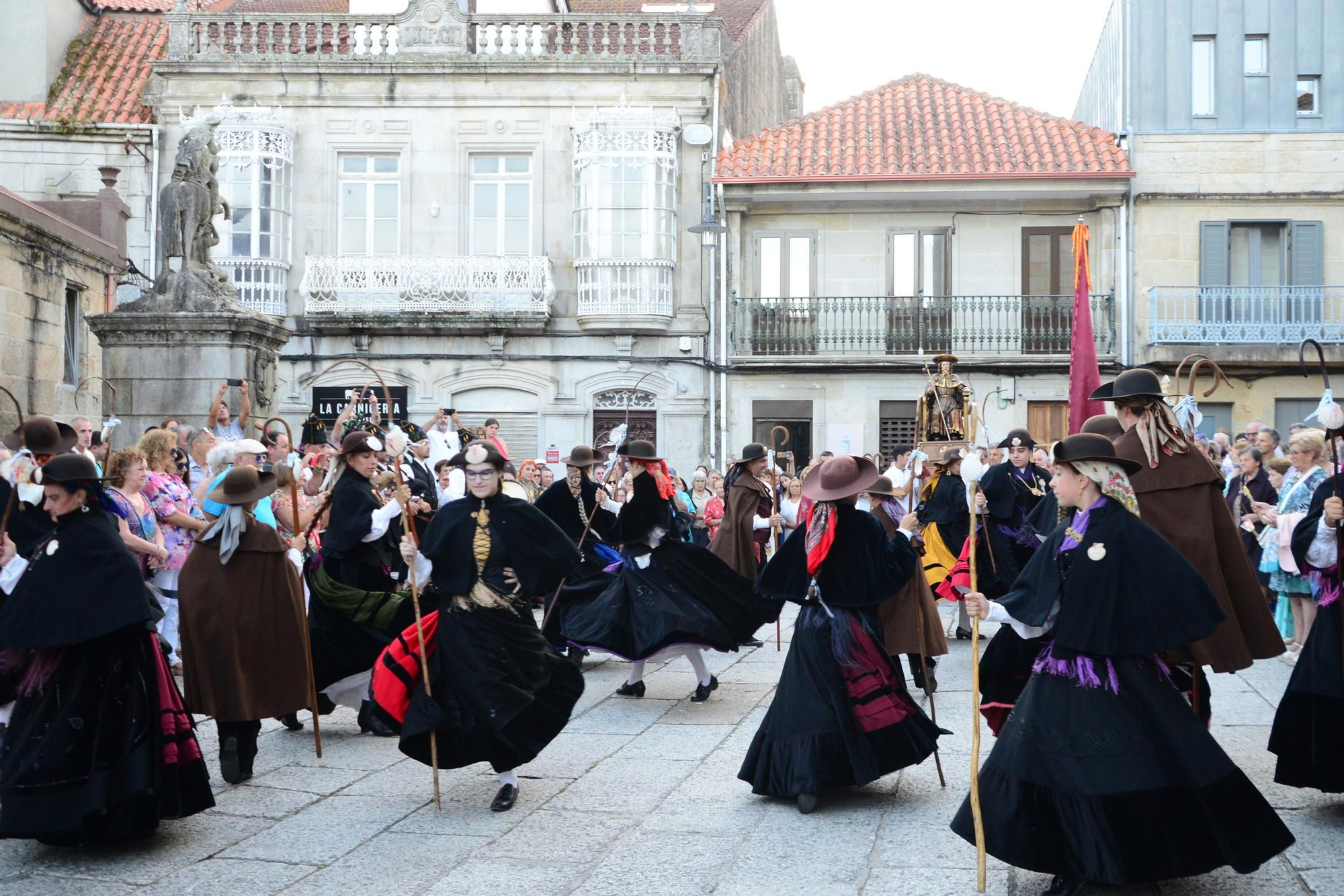 Cangas honra ao seu patrón con procesión e danza
