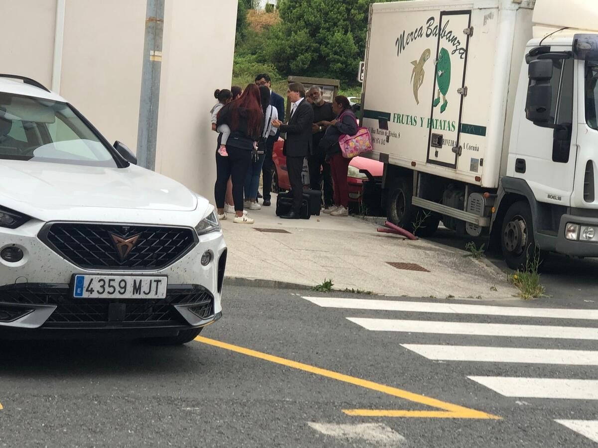 Familiares de los detenidos a la salida del juzgado junto a los abogados del caso