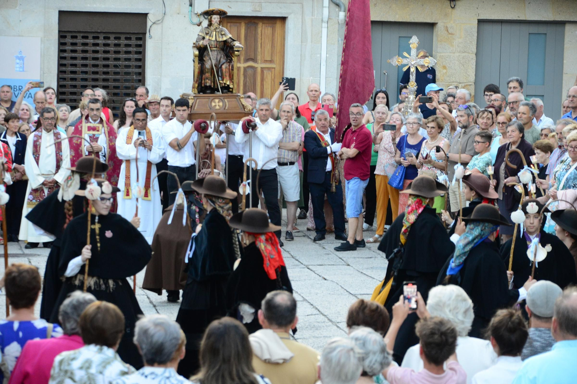 Cangas honra ao seu patrón con procesión e danza