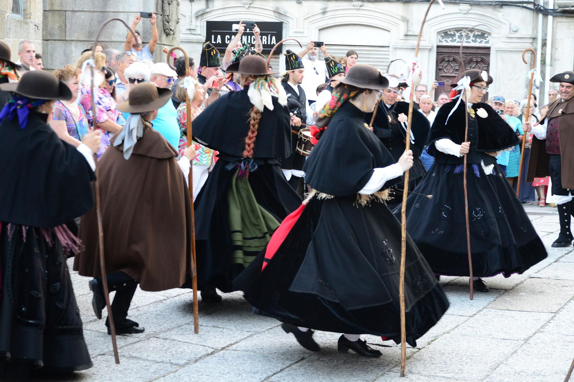 Cangas honra ao seu patrón con procesión e danza