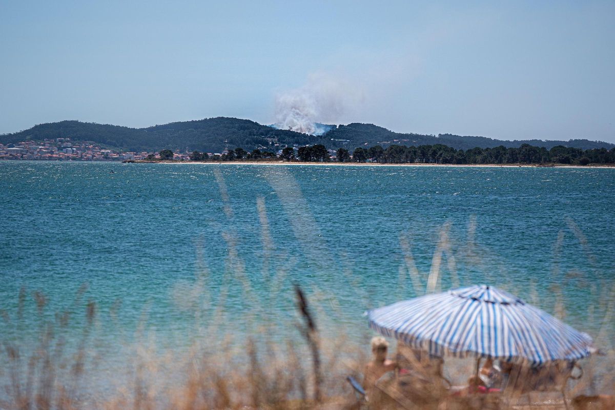 El incendio de O Grove visto desde A Illa.