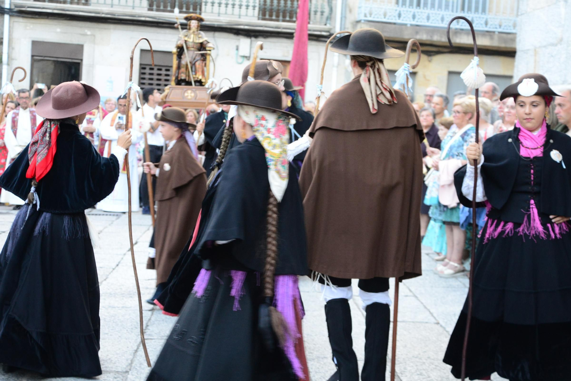 Cangas honra ao seu patrón con procesión e danza