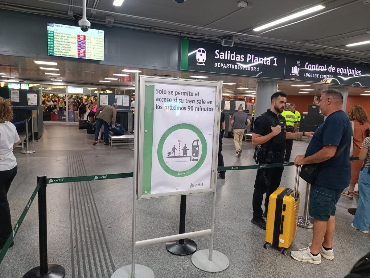 Un cartel en la puerta de embarque recuerda a los usuarios no acceder antes de la hora.
