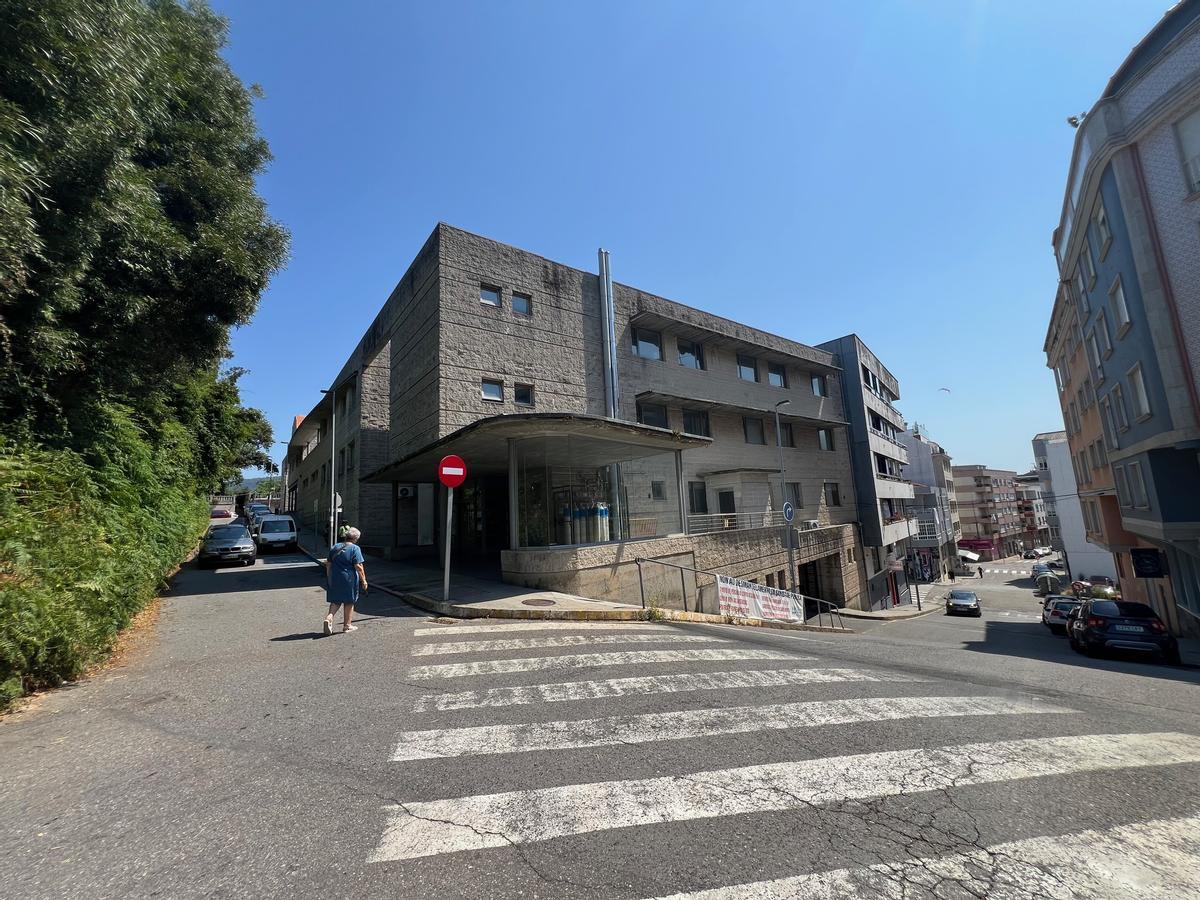 Uno de los accesos al centro de salud desde distintas calles colindantes.