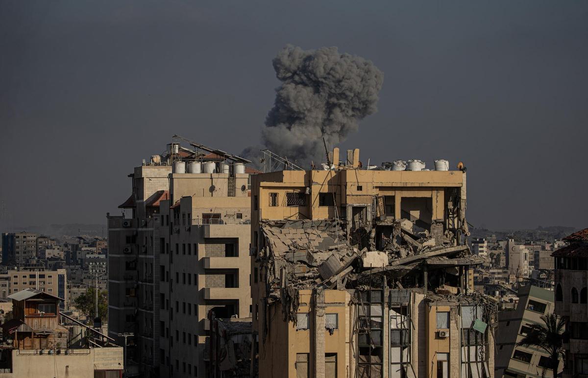 Una columna de humo sobre un edificio de Gaza City, durante un bombardeo de Israel, este miércoles.