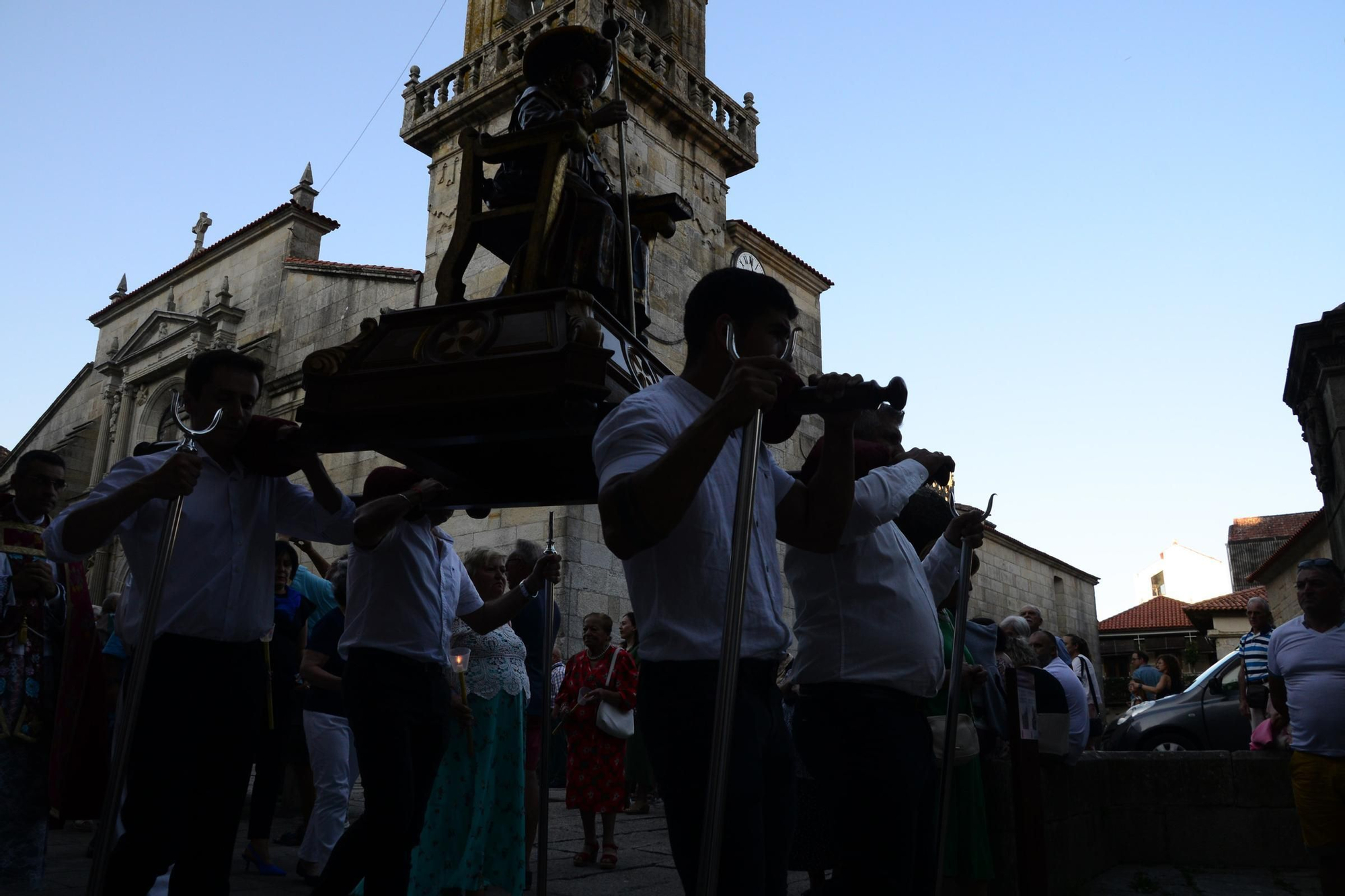 Cangas honra ao seu patrón con procesión e danza