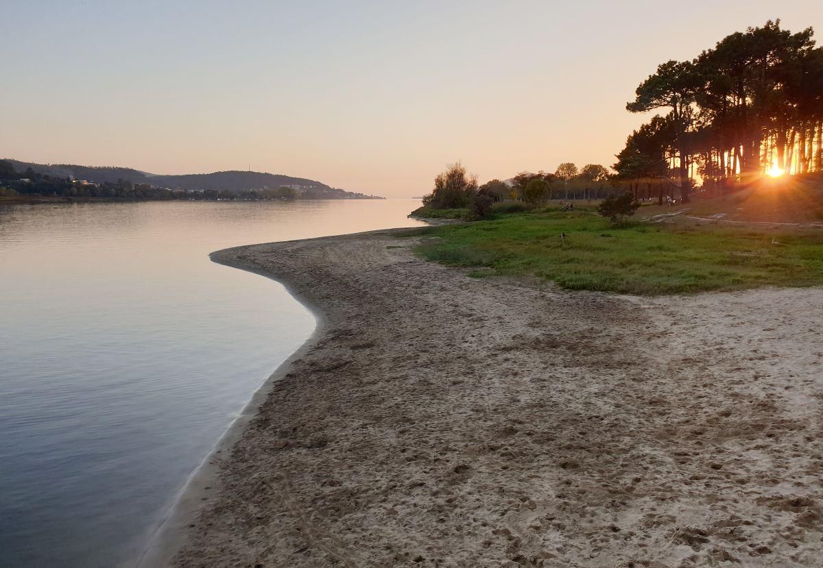 O Rosal. Playa de Eiras y "Sendero de Pescadores", frente a Portugal y junto al río Miño (cerca ya de su desembocadura) y hasta el río Tamuxe.