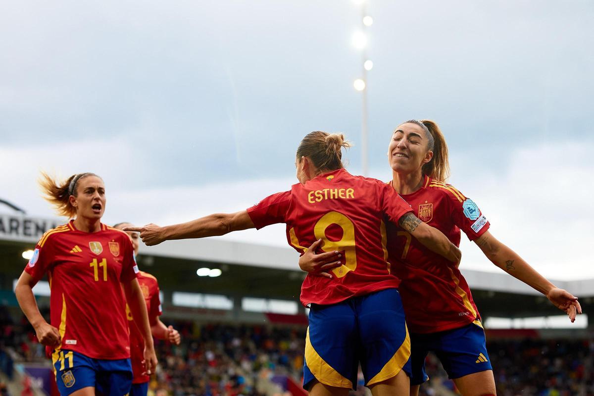 Esther, Olga y Alexia celebrando un gol contra Bélgica