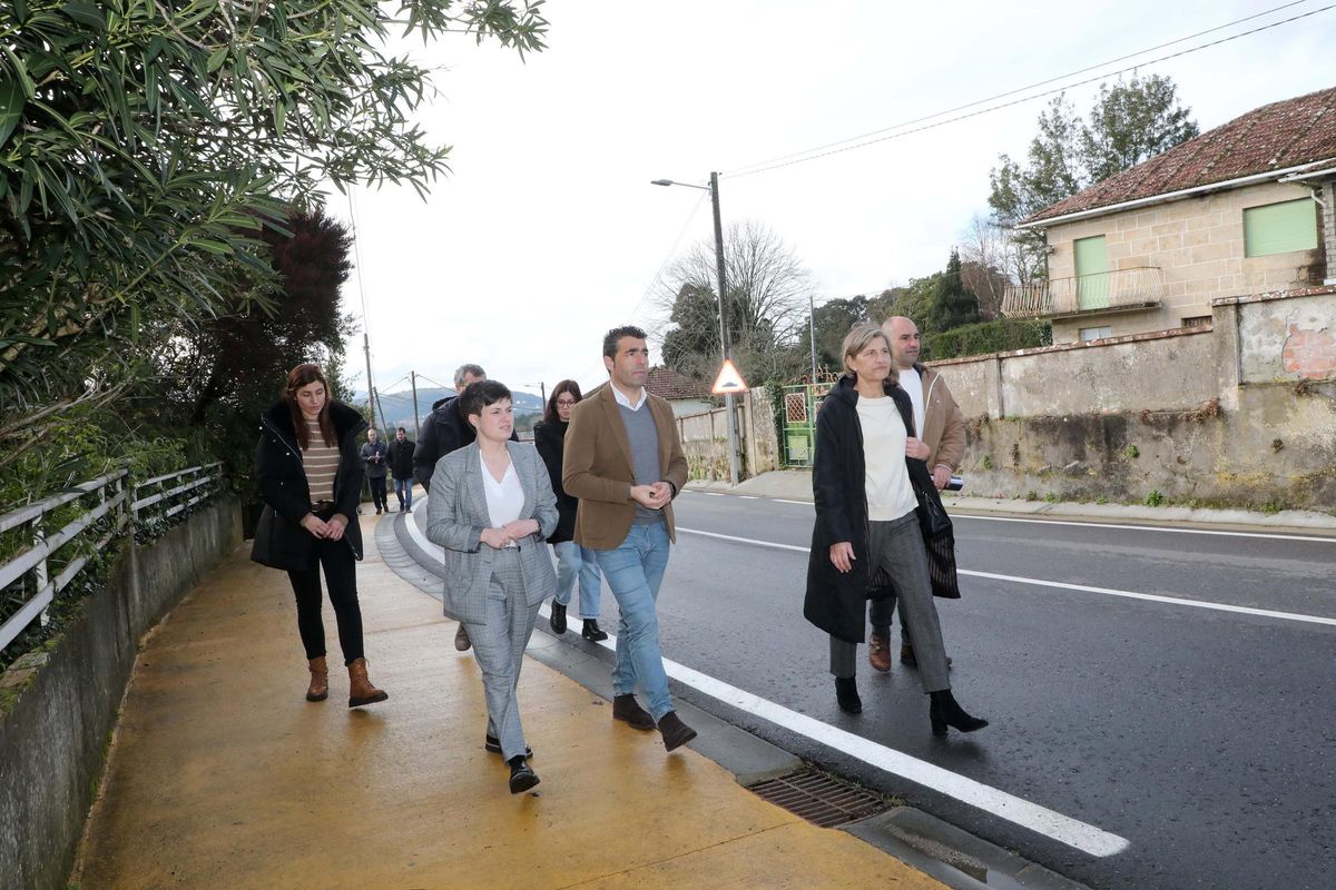 La alcaldesa de O Rosal, Anxela Fernández y el presidente de la Diputación, Luis López entre otros, visitan la senda de la carretera provincial EP3303 entre Tabagón y Goián.