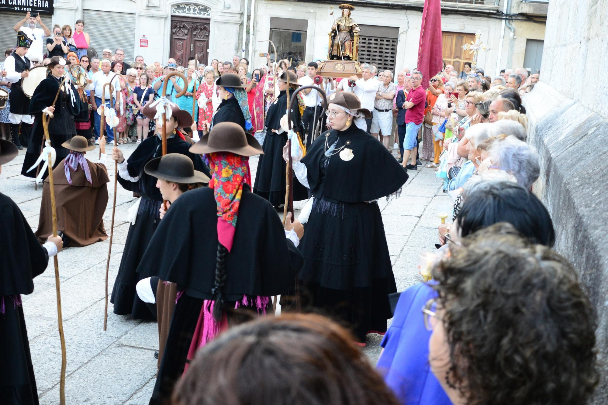 Cangas honra ao seu patrón con procesión e danza