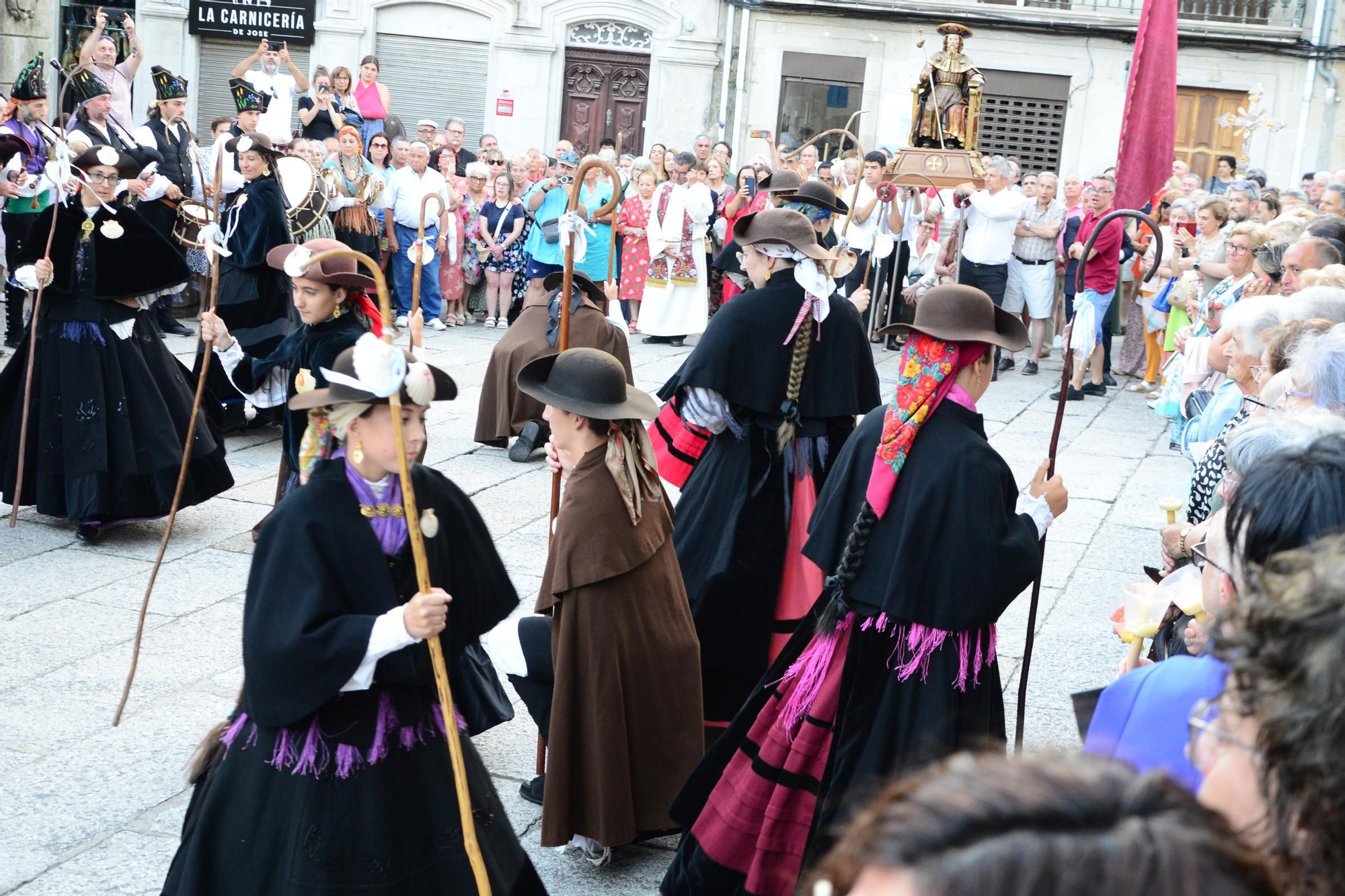 Cangas honra ao seu patrón con procesión e danza
