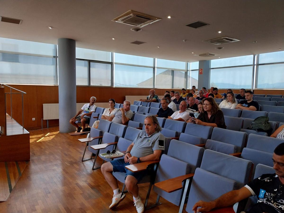 La madre de una jugadora lee el comunicado durante el turno de ruegos y preguntas de la asamblea de ayer.