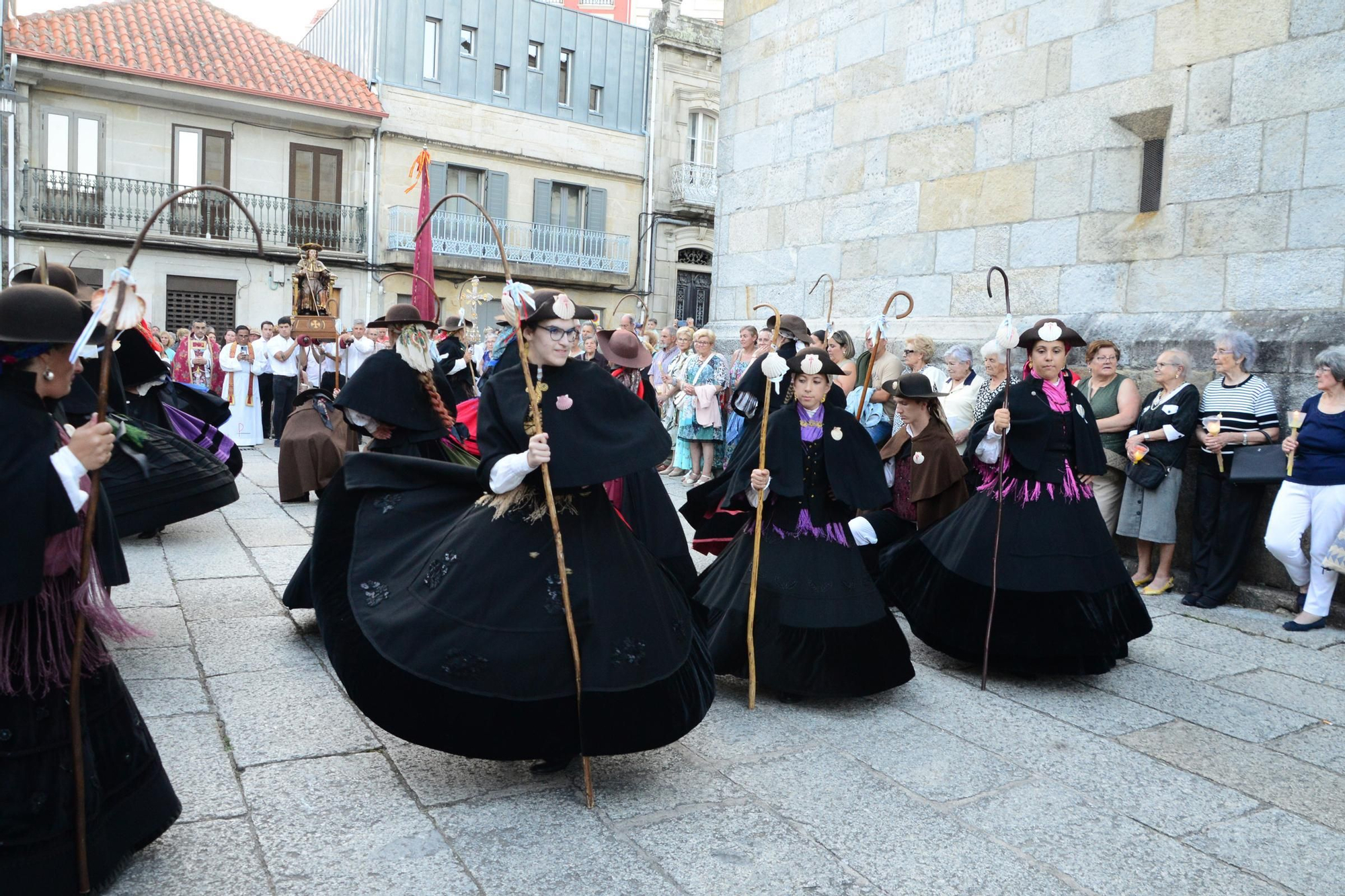 Cangas honra ao seu patrón con procesión e danza