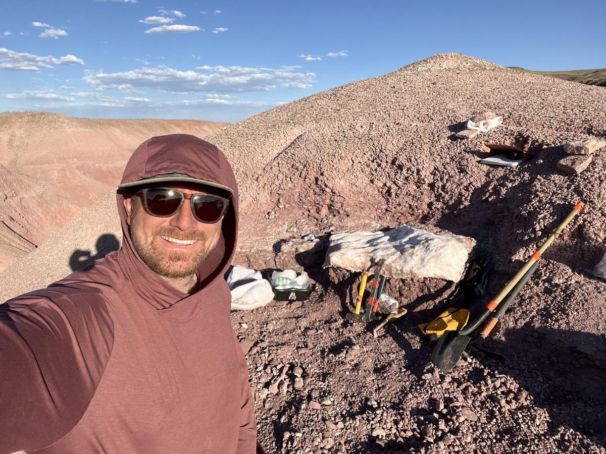 Ben Kligman paleontólogo del Museo Nacional de Historia Natural del Smithsonian, excavando un yacimiento de huesos en el Parque Nacional del Bosque Petrificado de Arizona en 2025. Crédito: Ben Kligman, Instituto Smithsoniano