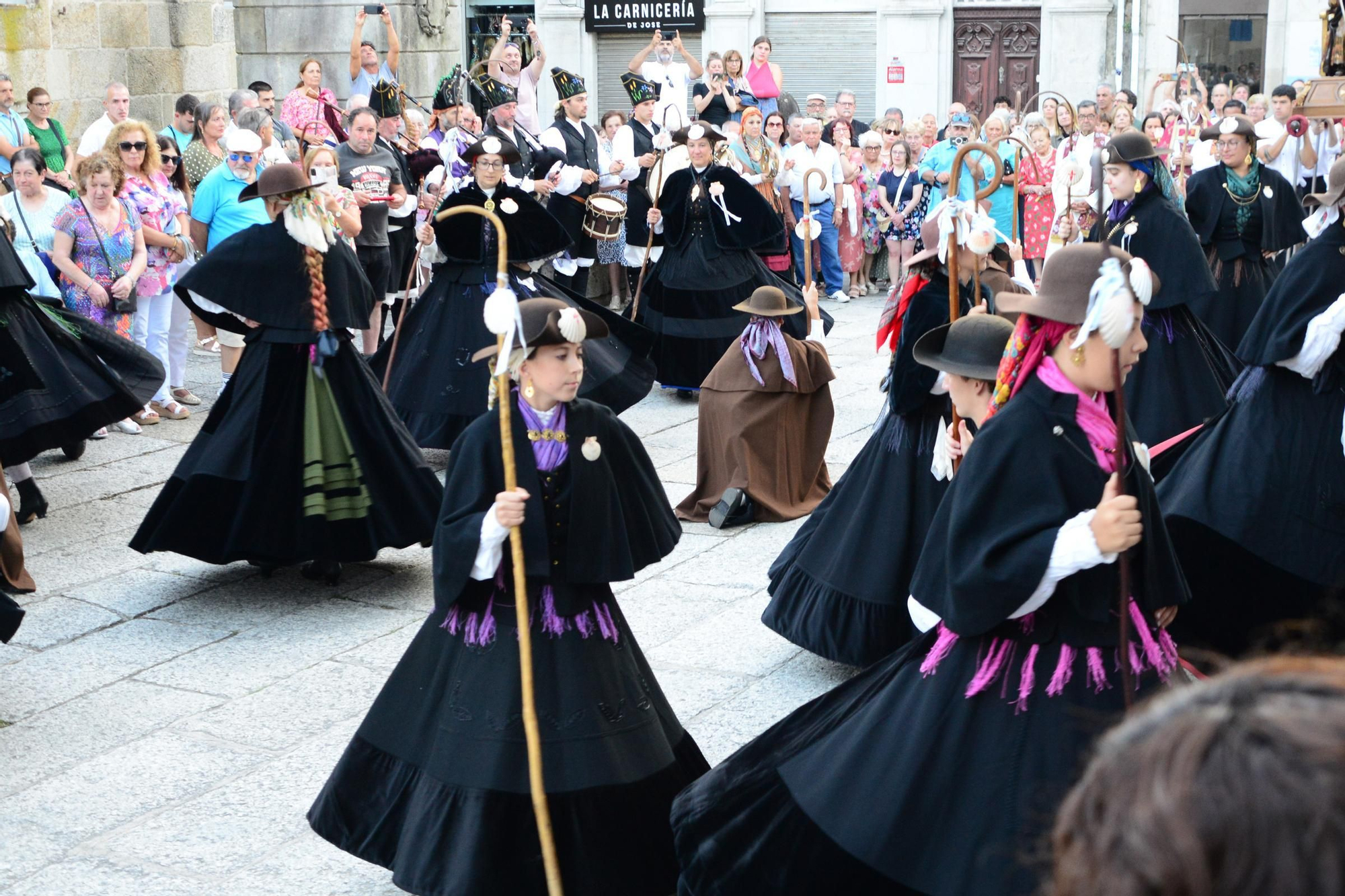 Cangas honra ao seu patrón con procesión e danza