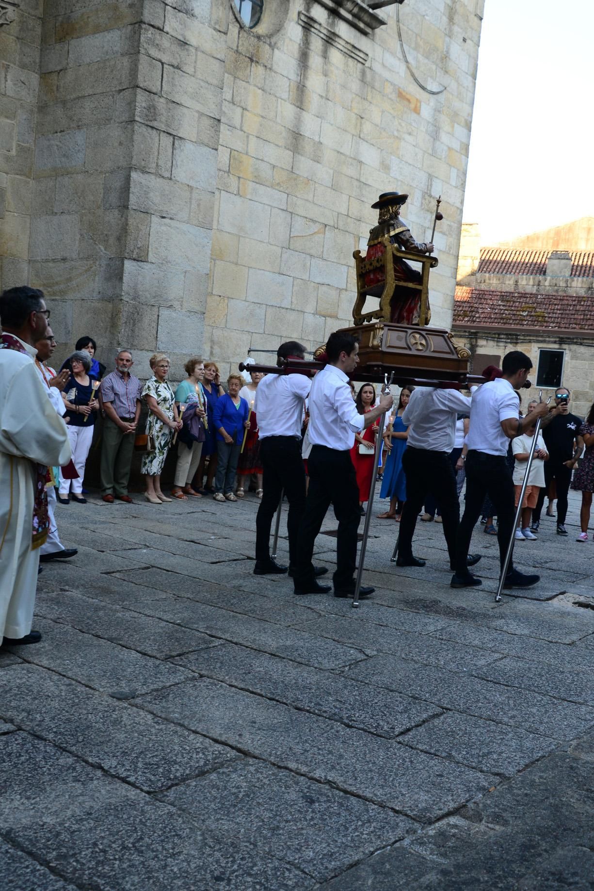 Cangas honra ao seu patrón con procesión e danza