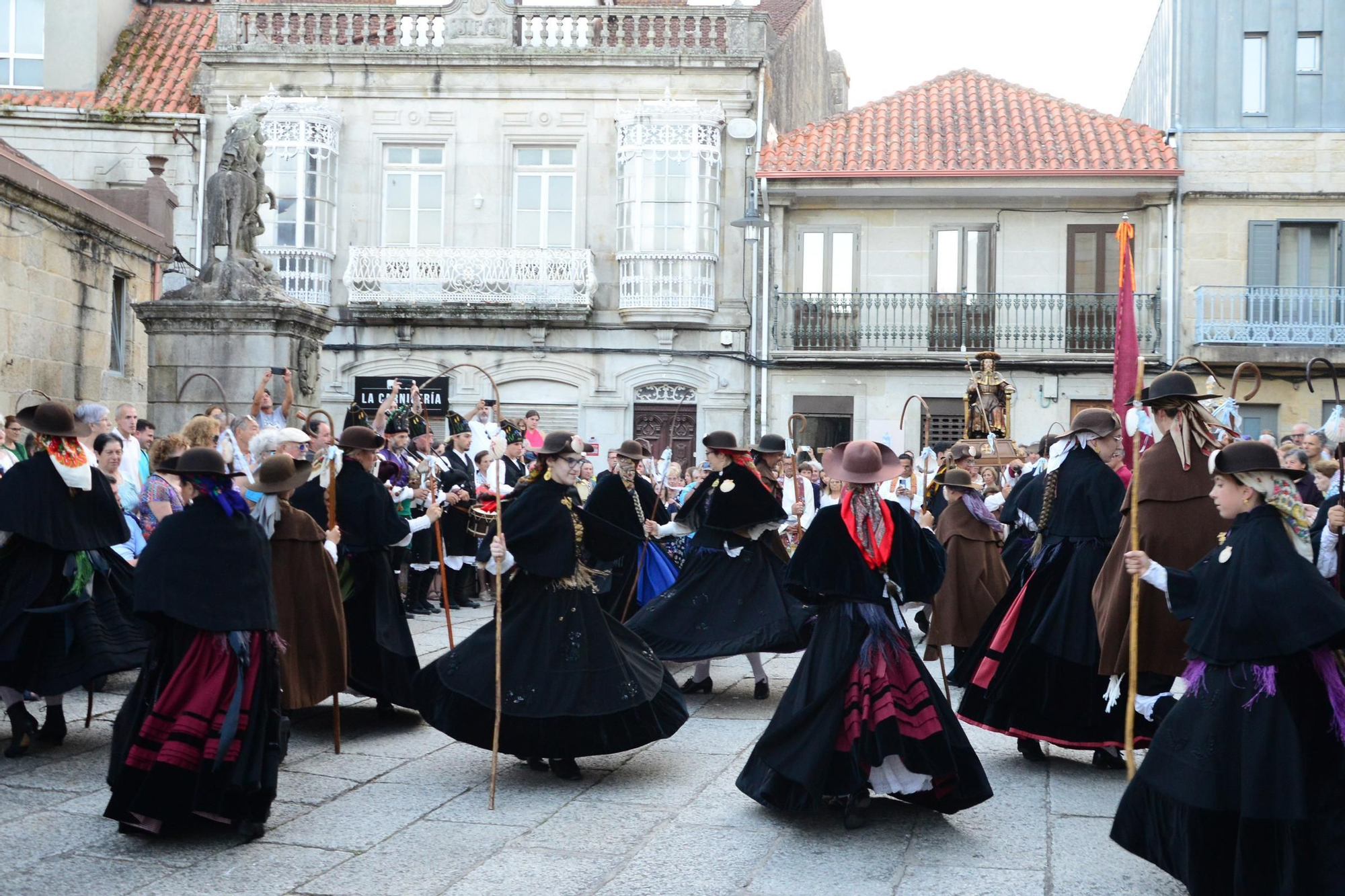 Cangas honra ao seu patrón con procesión e danza