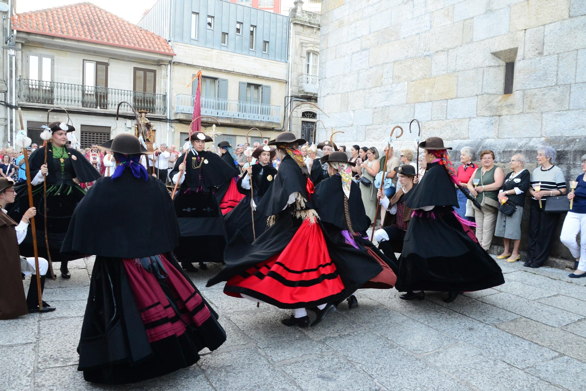 Cangas honra ao seu patrón con procesión e danza