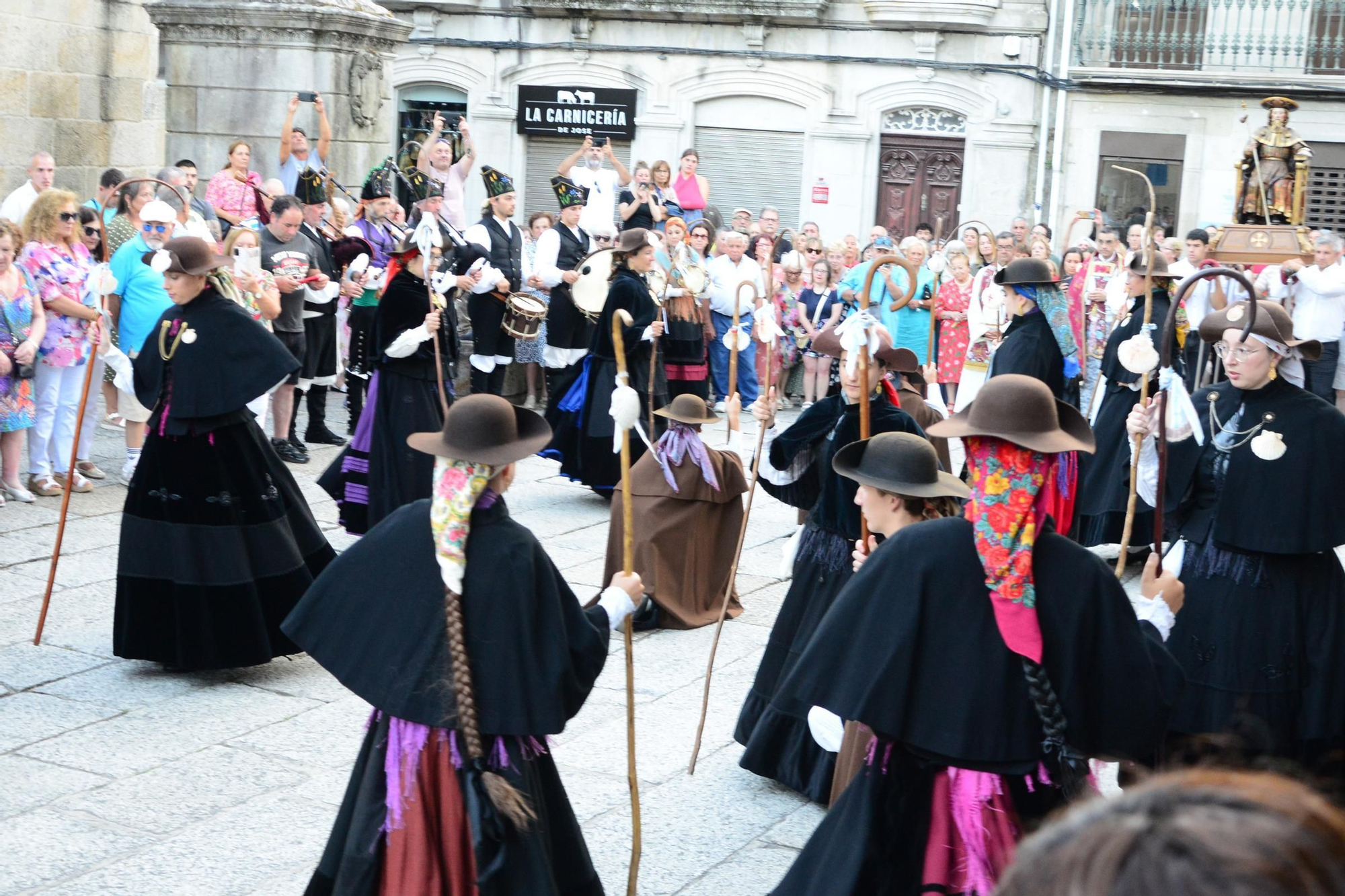 Cangas honra ao seu patrón con procesión e danza
