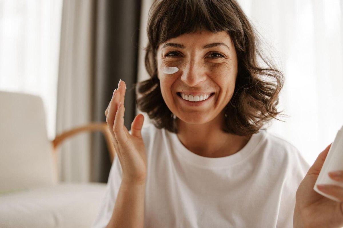 Necesitas una crema solar de protección de amplio espectro si trabajas todos los días delante de la pantalla.