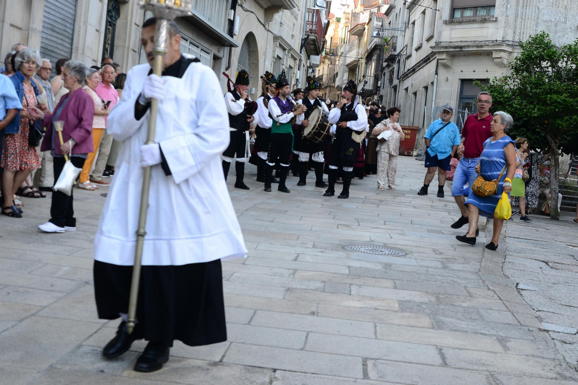 Cangas honra ao seu patrón con procesión e danza