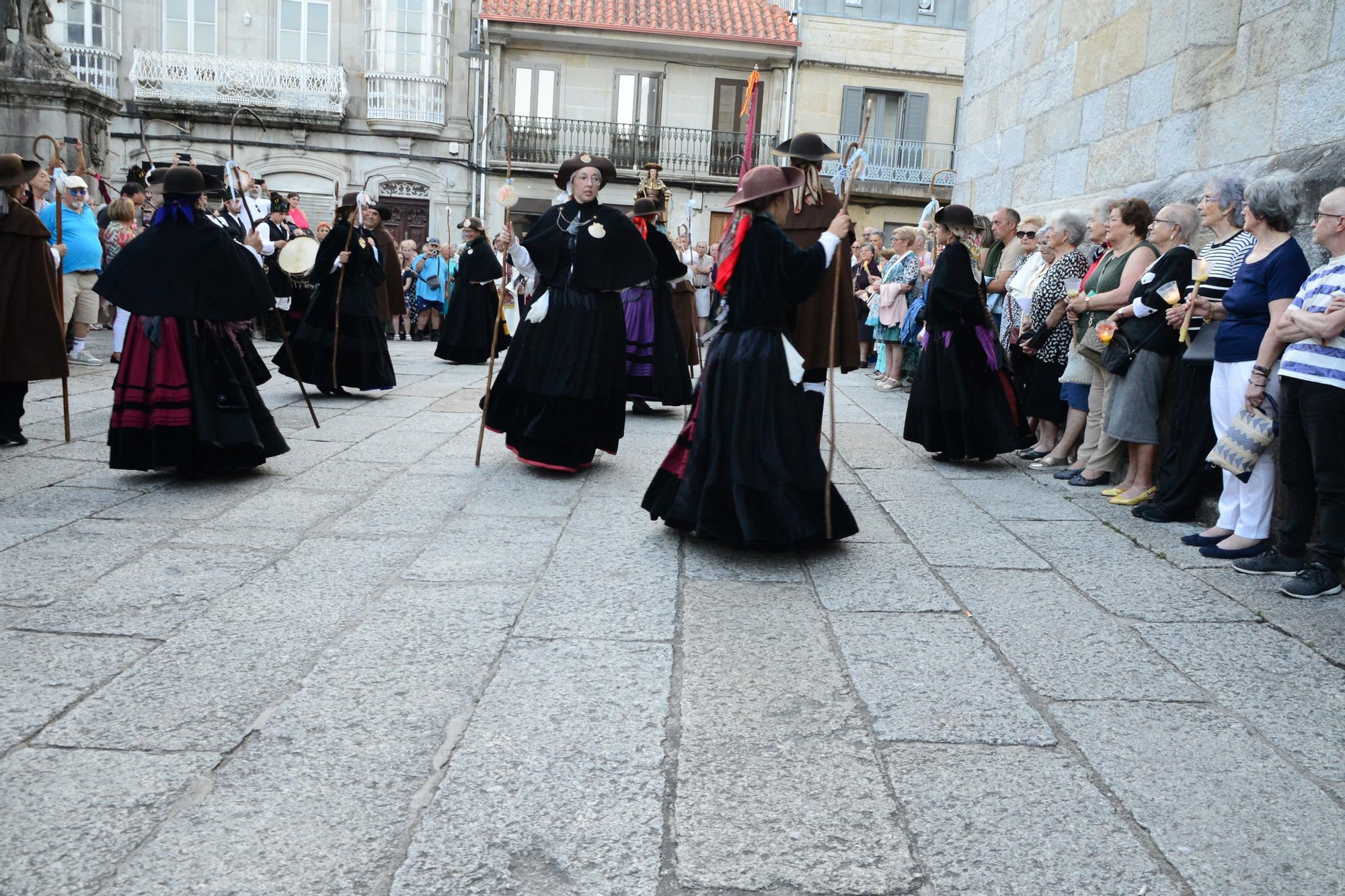 Cangas honra ao seu patrón con procesión e danza