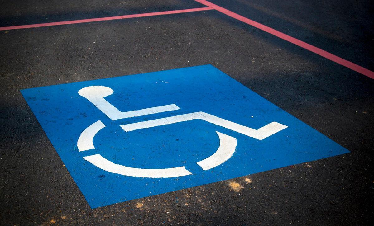 Una plaza de aparcamiento para personas con movilidad reducida