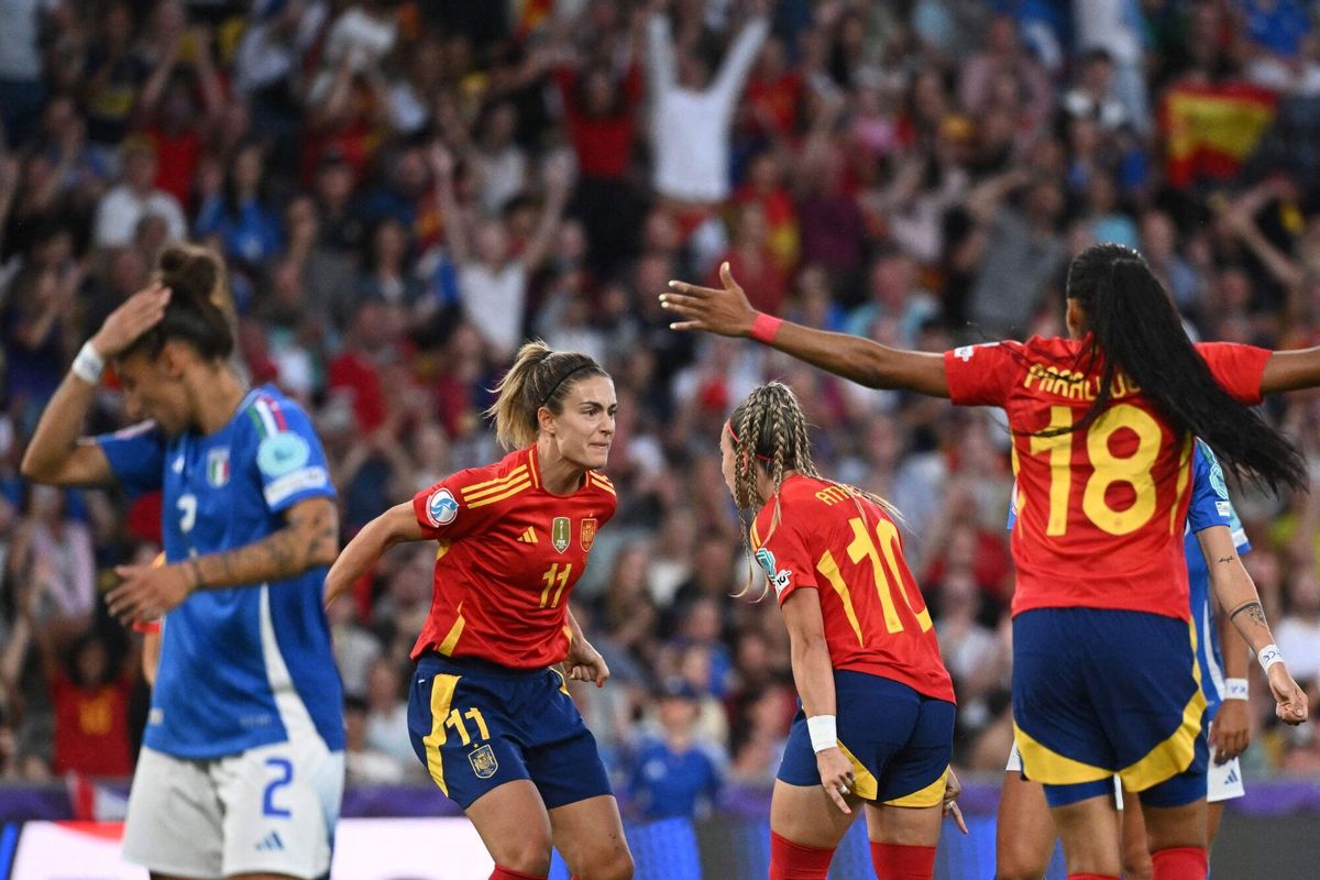 Athenea celebrando junto a Alexia su gol ante Italia.