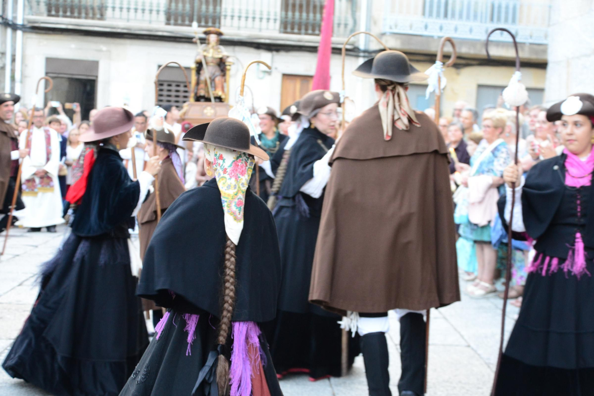 Cangas honra ao seu patrón con procesión e danza
