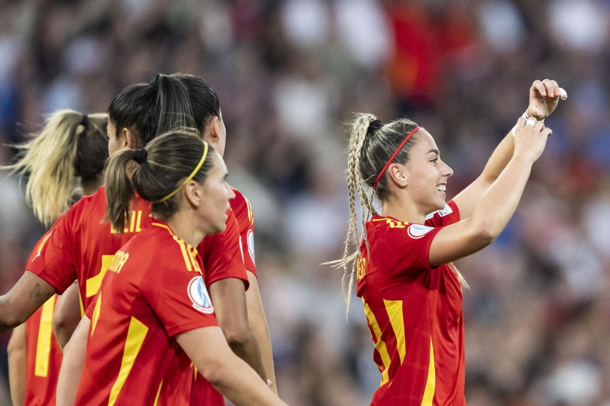 Athenea Del Castillo celebra su gol contra Italia