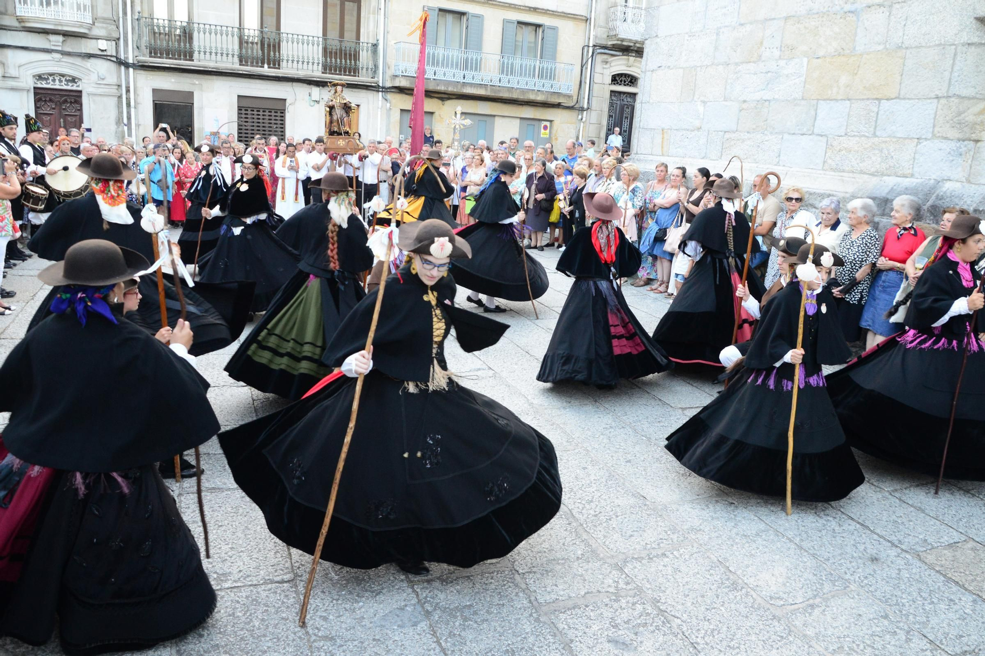 Cangas honra ao seu patrón con procesión e danza