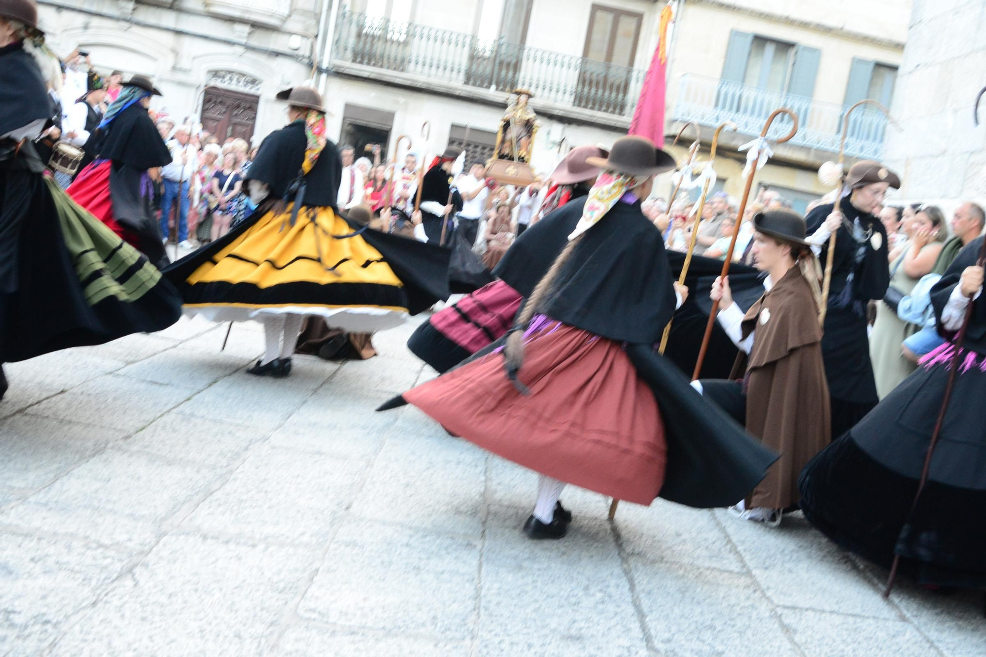 Cangas honra ao seu patrón con procesión e danza