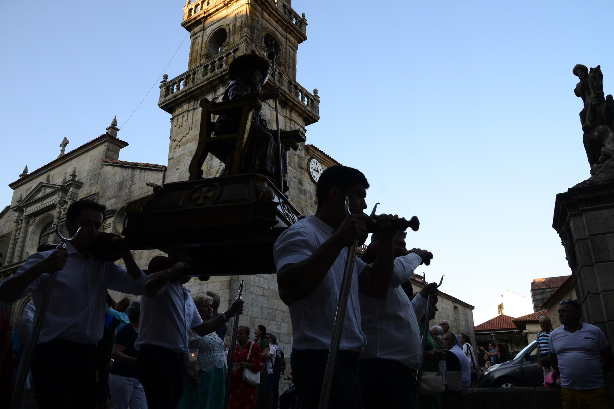 Cangas honra ao seu patrón con procesión e danza