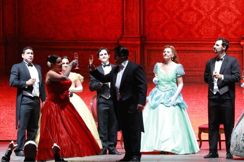 Castrelos también es ópera: 'La Traviata' deslumbra en Vigo