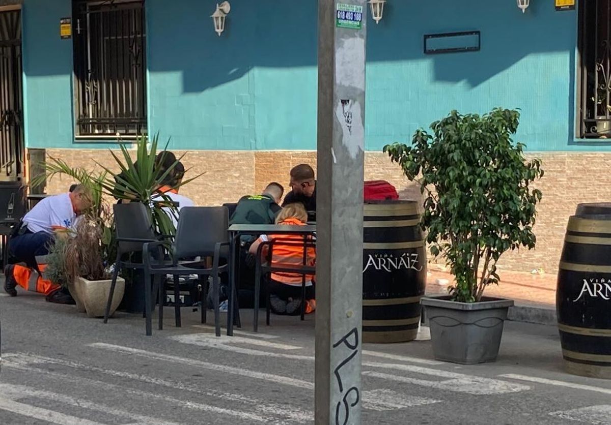 Primeros auxilios a la persona que ha fallecido en un tiroteo en Torrevieja