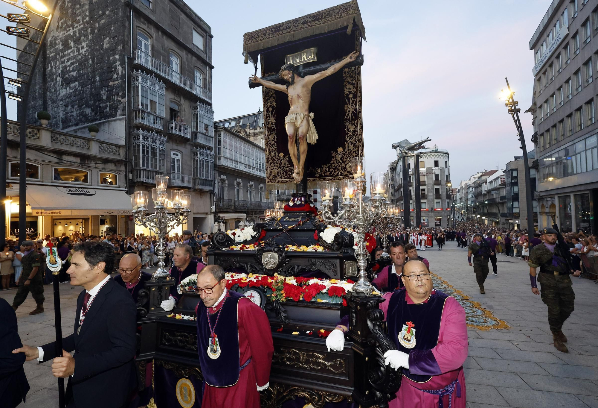 Imágenes de la procesión Cristo de la Victoria y misa solemne