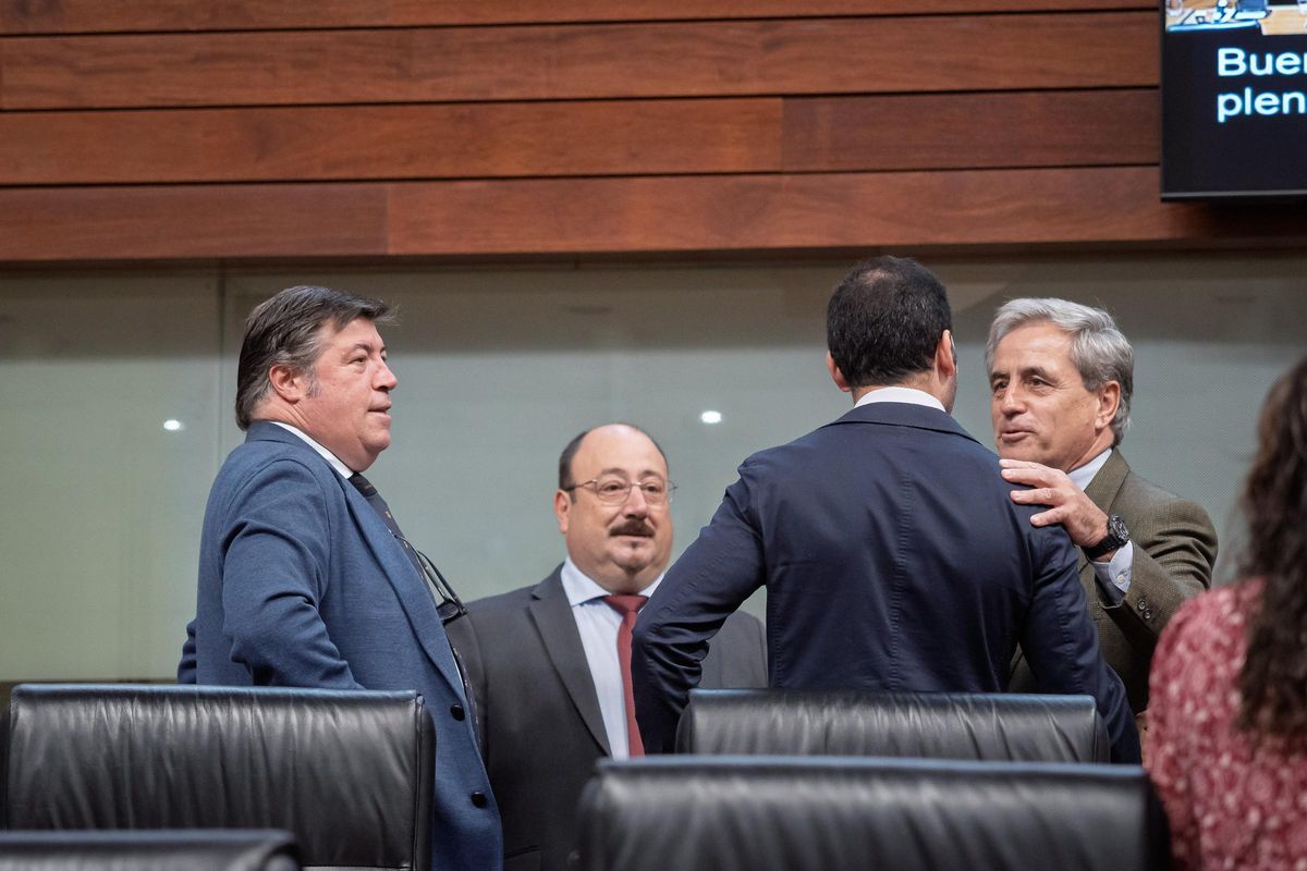 El consejero de Gestión Forestal y Mundo Rural, Ignacio Higuero, saluda al diputado de Vox Álvaro Sánchez Ocaña