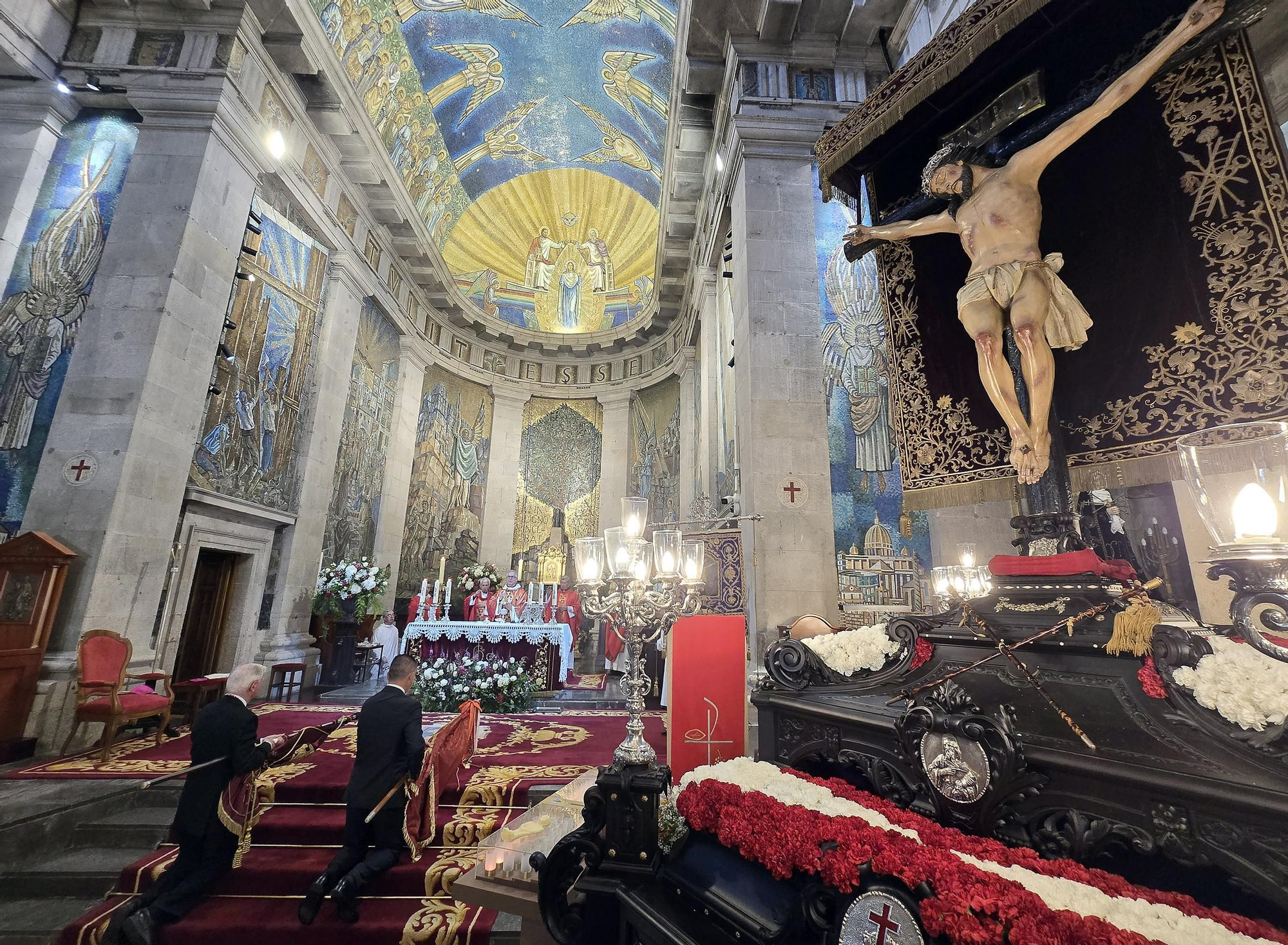 Imágenes de la procesión Cristo de la Victoria y misa solemne