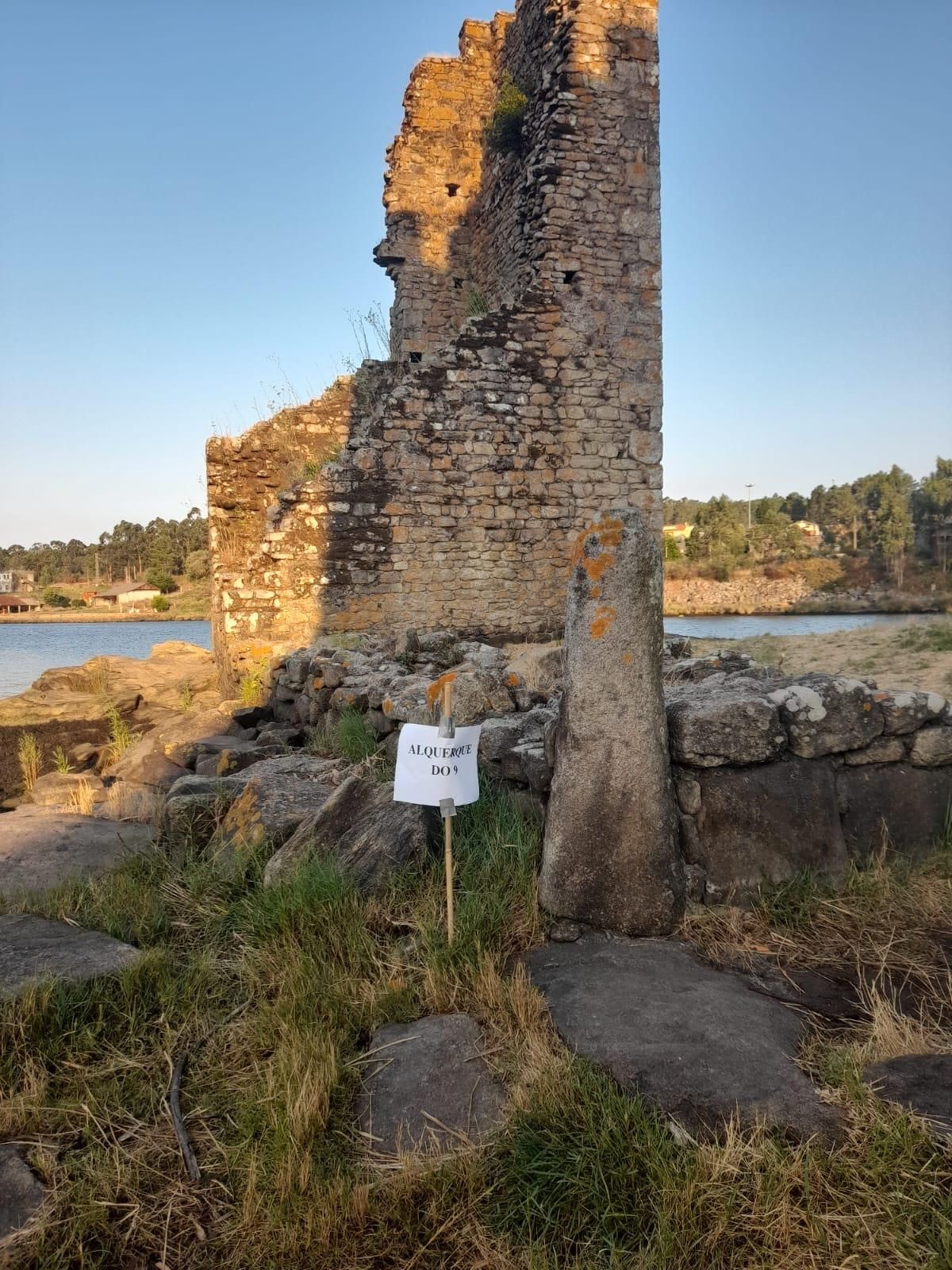 Uno de los elementos señalizados, al lado de las Torres de Oeste.