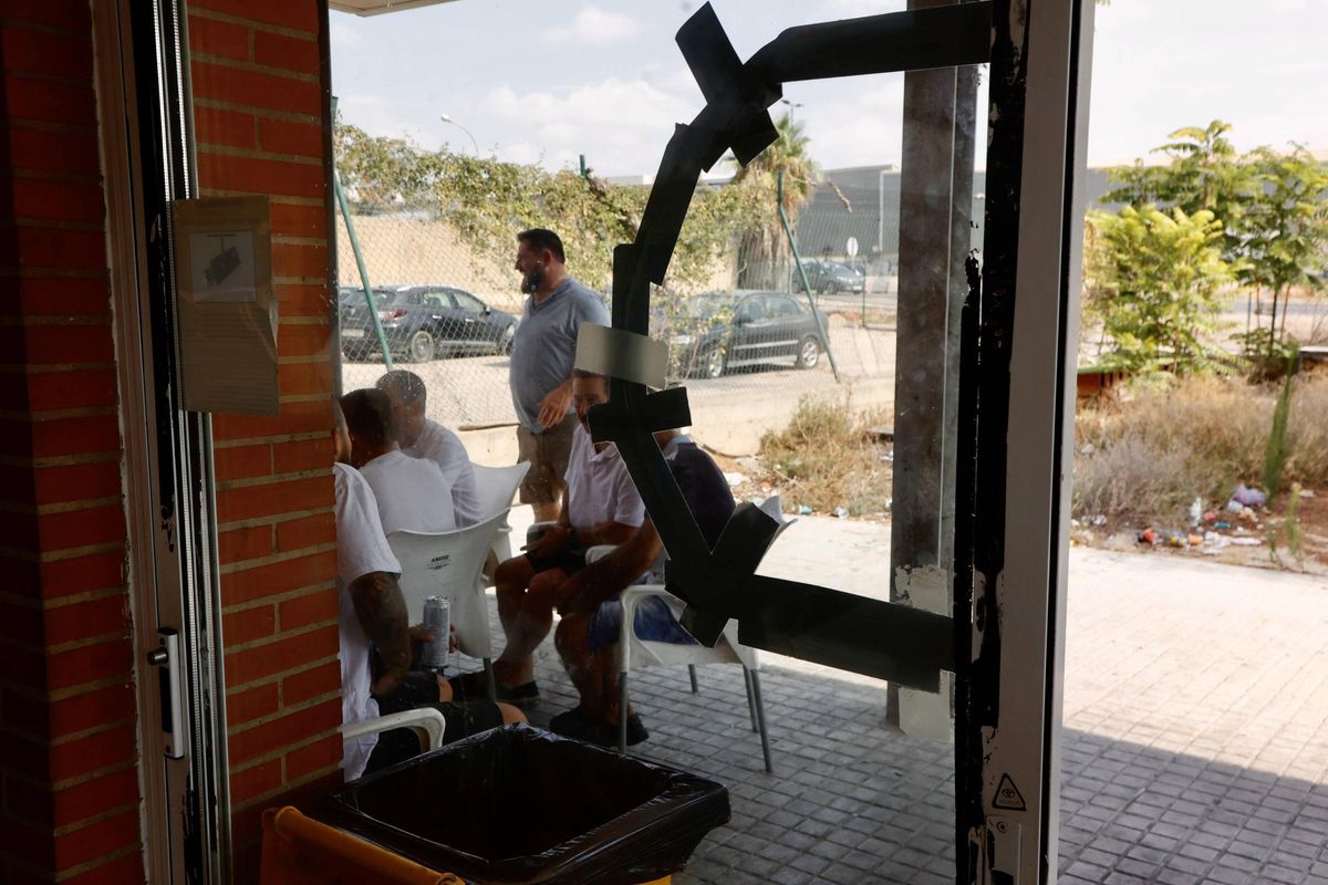 El aparcamiento de taxis en el aeropuerto de Valencia en estado deplorable, basura, desperfectos, falta de mantenimiento, sin sillas o mesas en buen estado para descansar, sin aire acondicionado etcâ¦