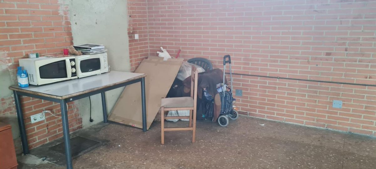 Asentamiento de la persona sin hogar en el parking para taxistas de València, antes de que lo echaran.