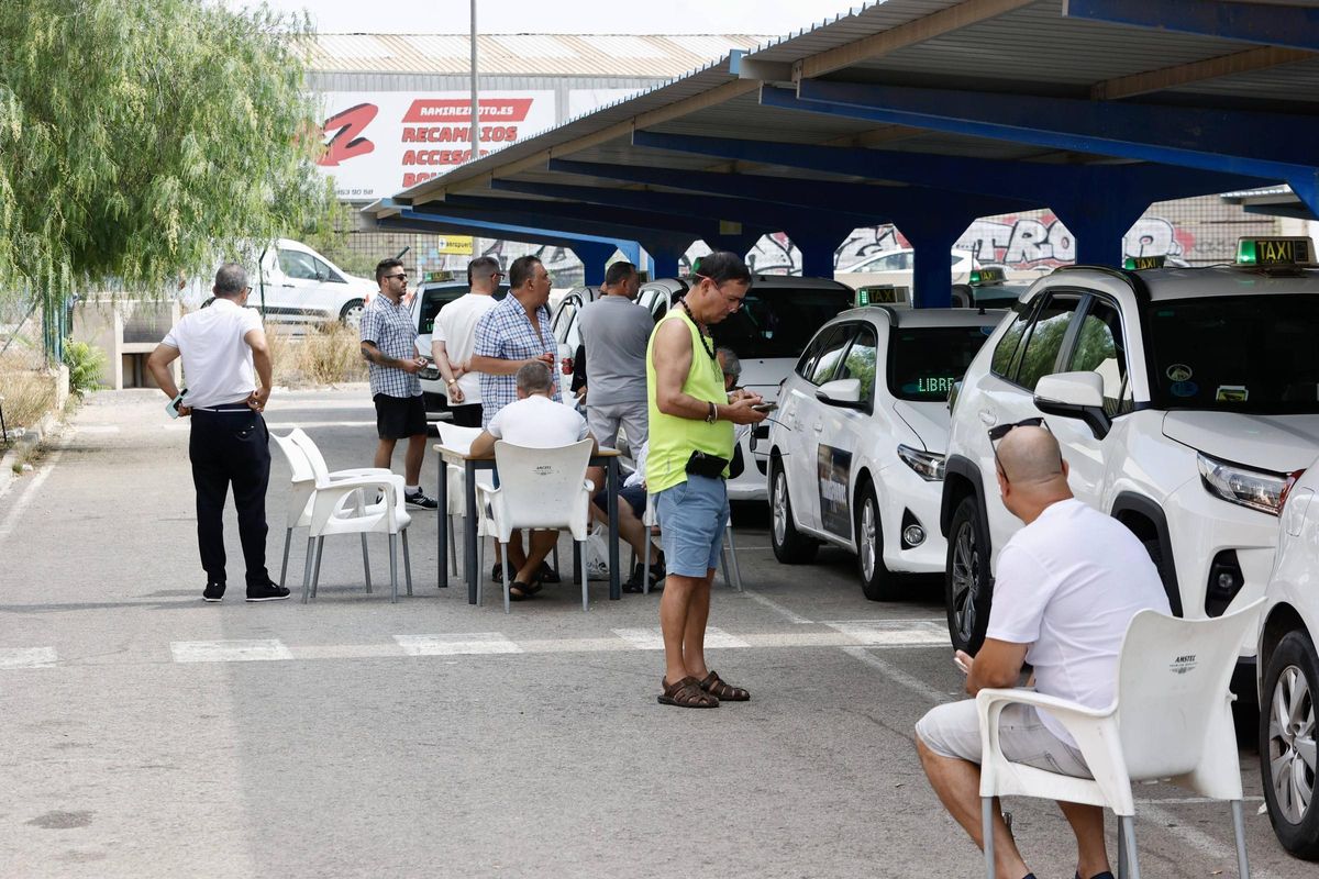 El aparcamiento de taxis en el aeropuerto de Valencia en estado deplorable, basura, desperfectos, falta de mantenimiento, sin sillas o mesas en buen estado para descansar, sin aire acondicionado etcâ¦