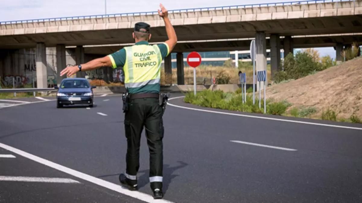 Guardia Civil parando a un coche