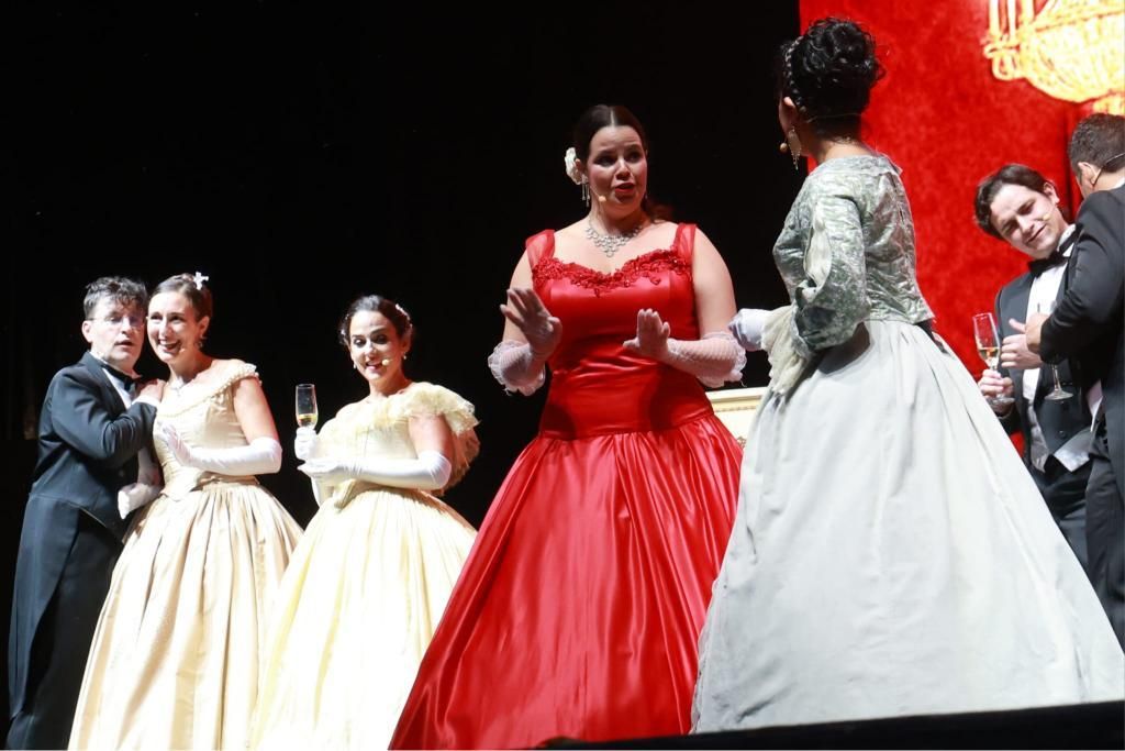 Castrelos también es ópera: 'La Traviata' deslumbra en Vigo