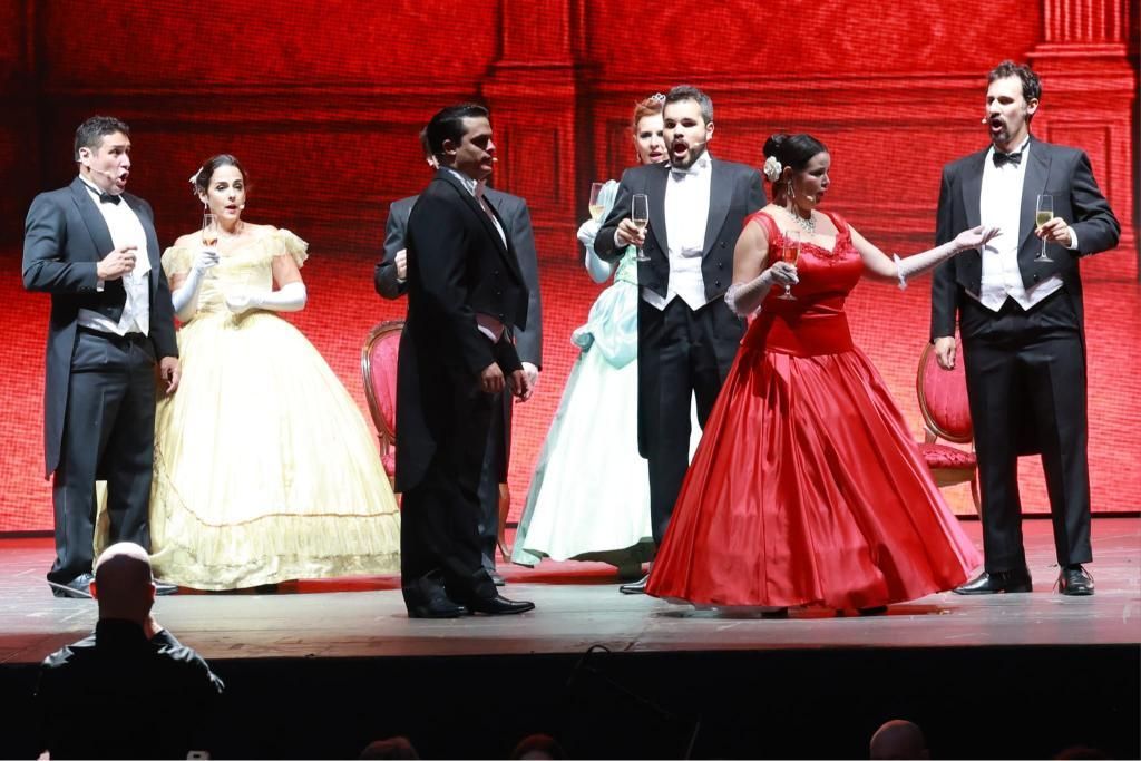 Castrelos también es ópera: 'La Traviata' deslumbra en Vigo