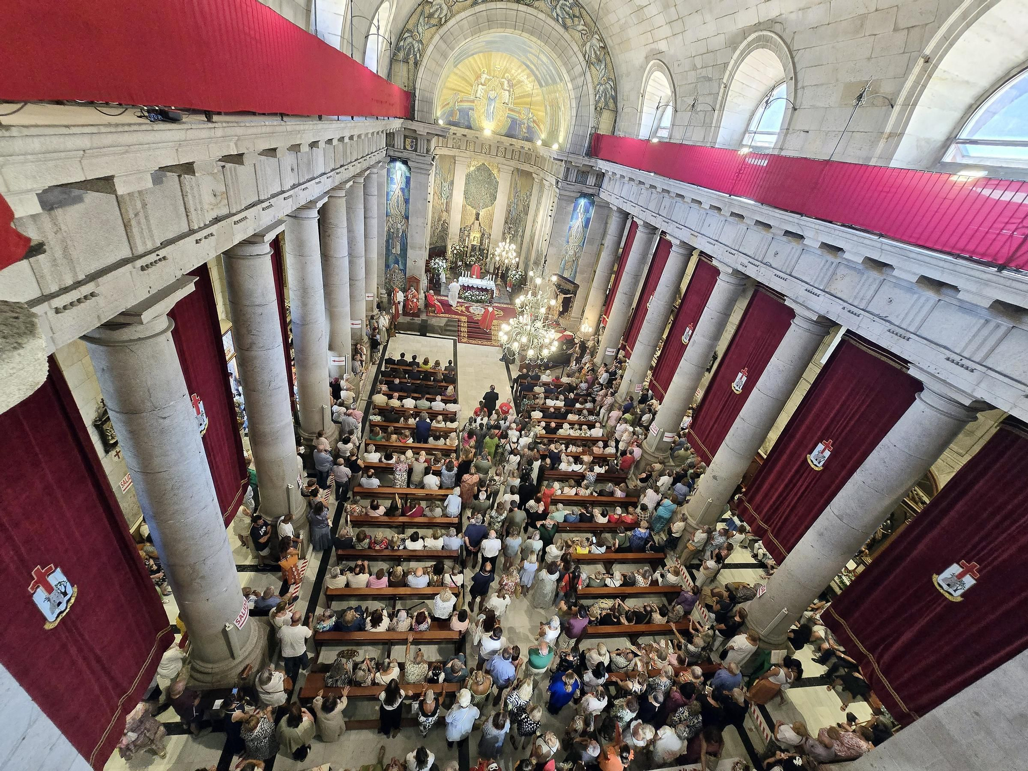 Imágenes de la procesión Cristo de la Victoria y misa solemne